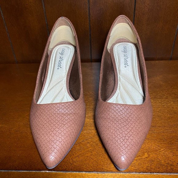 NWOT Easy Street Pump Shoes with Heel Gold Trim Size 7.5 (9.5”) Brown - Picture 2 of 10